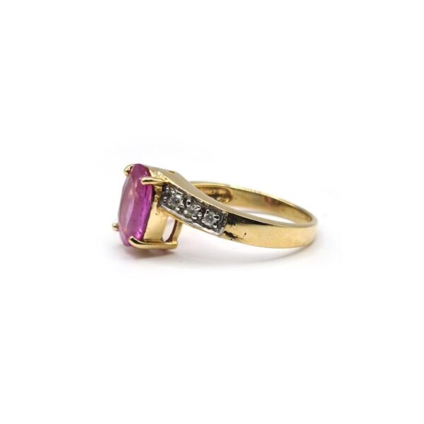 https://shared1.ad-lister.co.uk/UserImages/f9858451-6400-46df-9300-45516e64c4e1/Img/Diamondrings/18ct-yellow-gold-2-carat-oval-cut-pink-sapphire--diamond-ring-p4.jpg